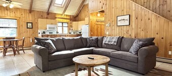 4 BR Wooded Getaway on Long Pond! [Woodsy Pines]