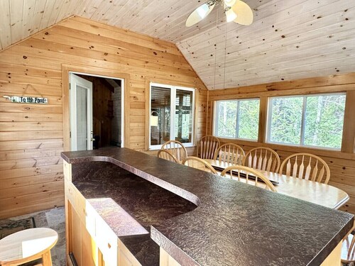 4 BR Wooded Getaway on Long Pond! [Woodsy Pines]