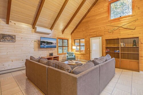 4 BR Wooded Getaway on Long Pond! [Woodsy Pines]