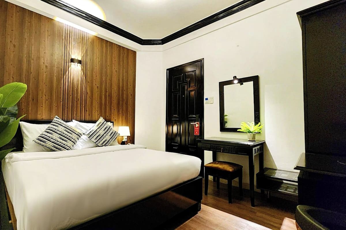 Standard Double Room | In-room safe, desk, laptop workspace, blackout drapes
