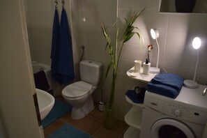 Douche, sèche-cheveux, bidet, serviettes fournies
