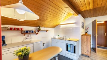 Kühlschrank, Ofen, Herdplatte, Wasserkocher mit Kaffee-/Teezubehör