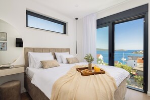 4 bedrooms, in-room safe, iron/ironing board, free WiFi