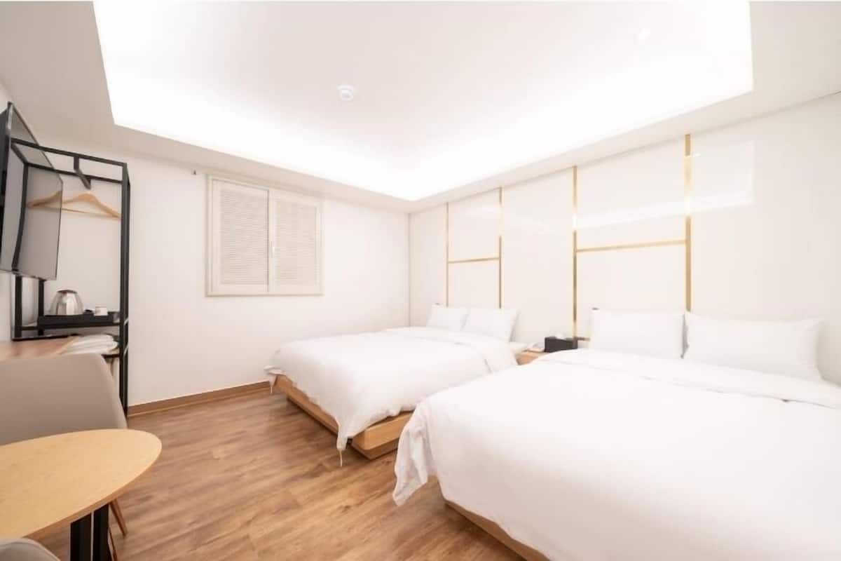 Chambre avec lits jumeaux, vue ville | Wi-Fi gratuit