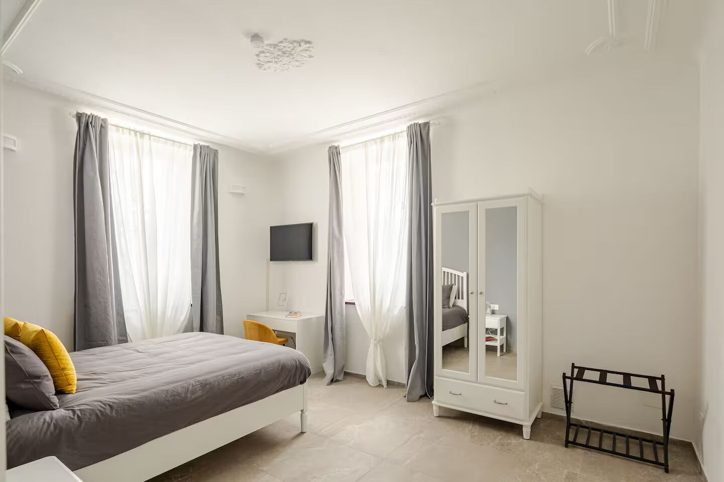 2 Schlafzimmer, Schreibtisch, Bügeleisen/Bügelbrett, Reisekinderbett