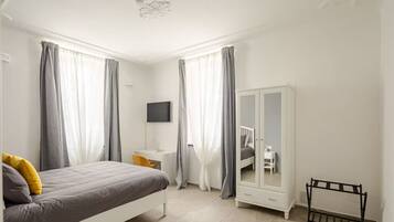 2 Schlafzimmer, Schreibtisch, Bügeleisen/Bügelbrett, Reisekinderbett