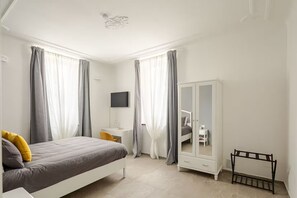 2 makuuhuonetta, työpöytä, silitysrauta/-lauta, vauvan matkasänky