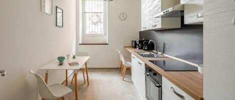 Kylskåp, mikrovågsugn, ugn och spishäll