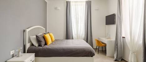 2 slaapkamers, een bureau, een strijkplank/strijkijzer, reisbedje