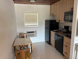 Mikrowelle, Herdplatte, Geschirrspüler