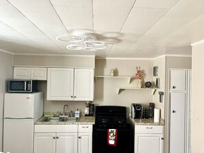 Private kitchen - 1-bedroom apartment in, Buffalo with AC, WiFi-near Bills Stadium (Buffalo)