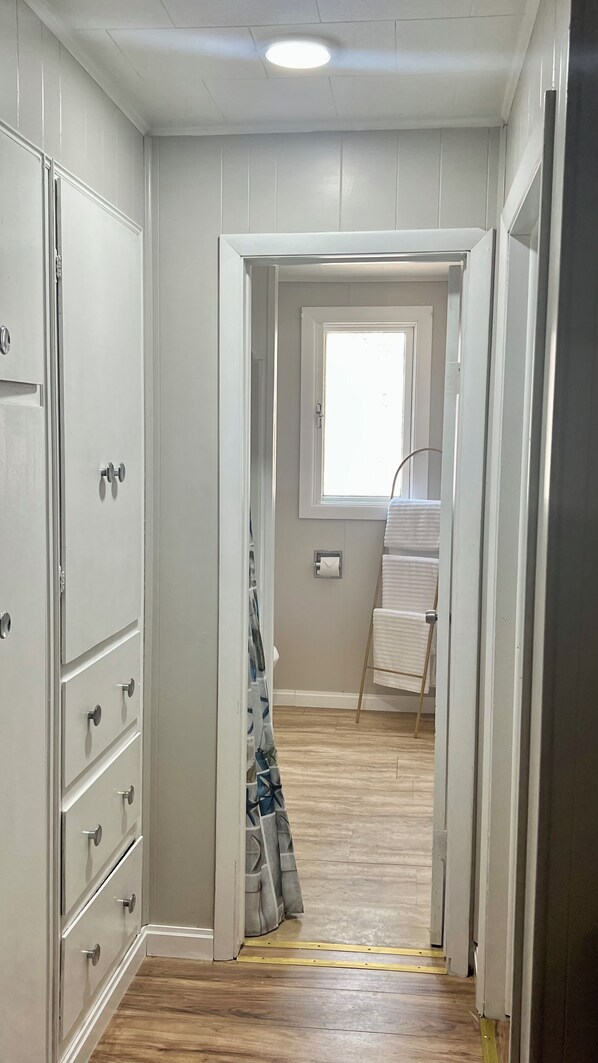 Interior - 1-bedroom apartment in, Buffalo with AC, WiFi-near Bills Stadium (Buffalo)