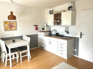 Réfrigérateur, micro-ondes, plaque de cuisson, cafetière/bouilloire