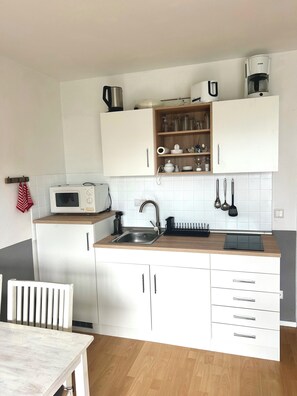 Jääkaappi, mikroaaltouuni, liesi, kahvin-/teenkeitin