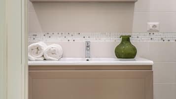 Studio Familial, balcon, vue ville | Salle de bain