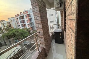 المنطقة المحيطة بالمنشأة