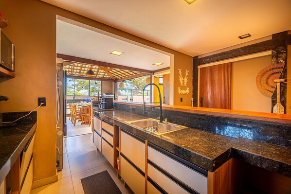 Villa Deluxe | Cocina privada | Frigorífico, microondas, horno y placa de cocina