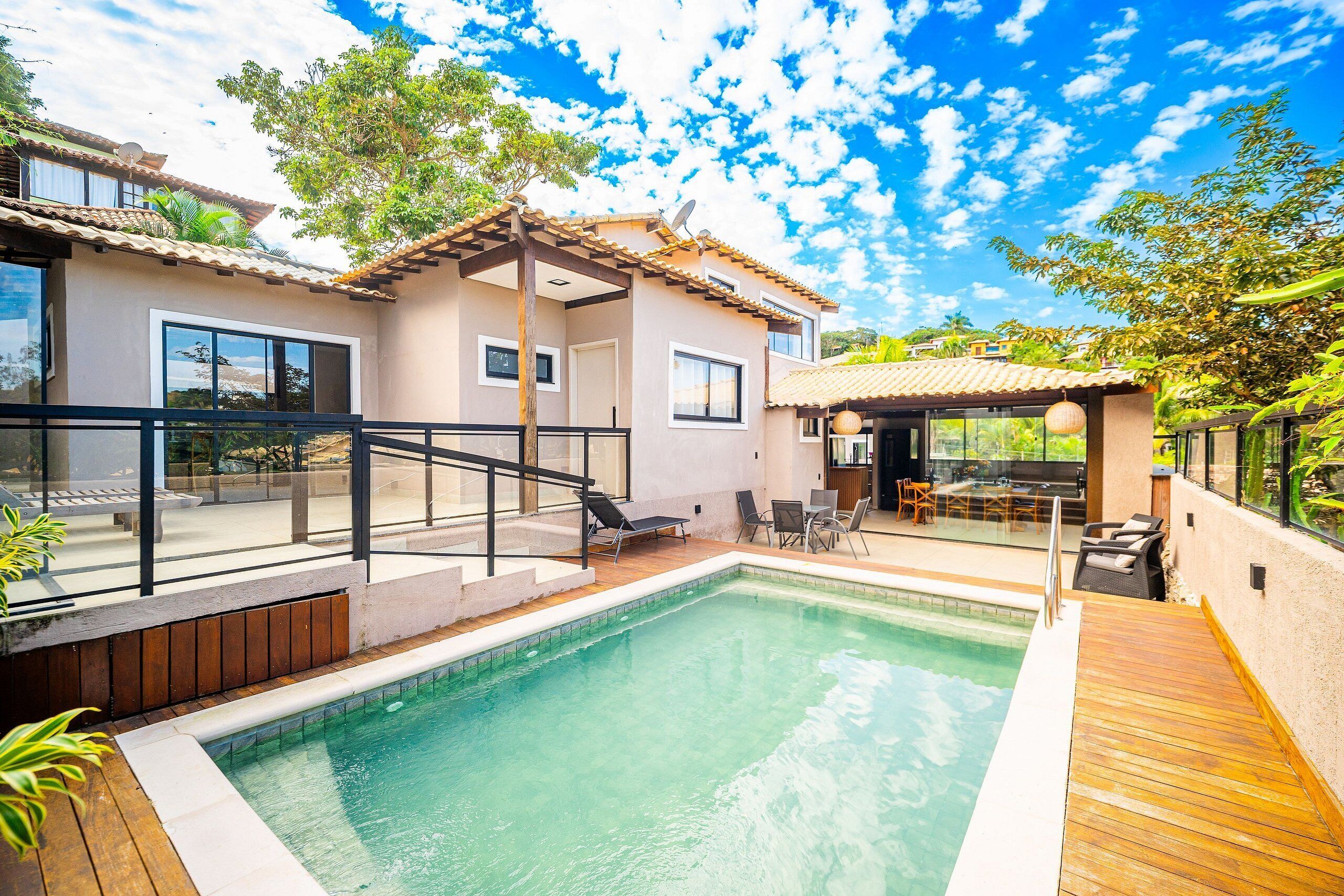 Una piscina al aire libre, sillones reclinables de piscina
