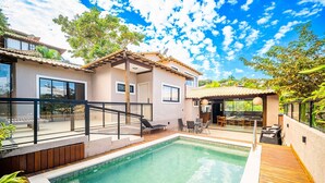 A modern house with a swimming pool, outdoor seating, and a pergola. - Bz25 Casa com Pisc Geribá 250m da Praia (Buzios)