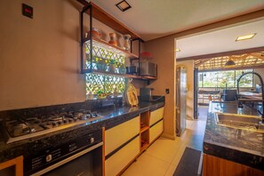 Villa Deluxe | Cocina privada | Frigorífico, microondas, horno y placa de cocina