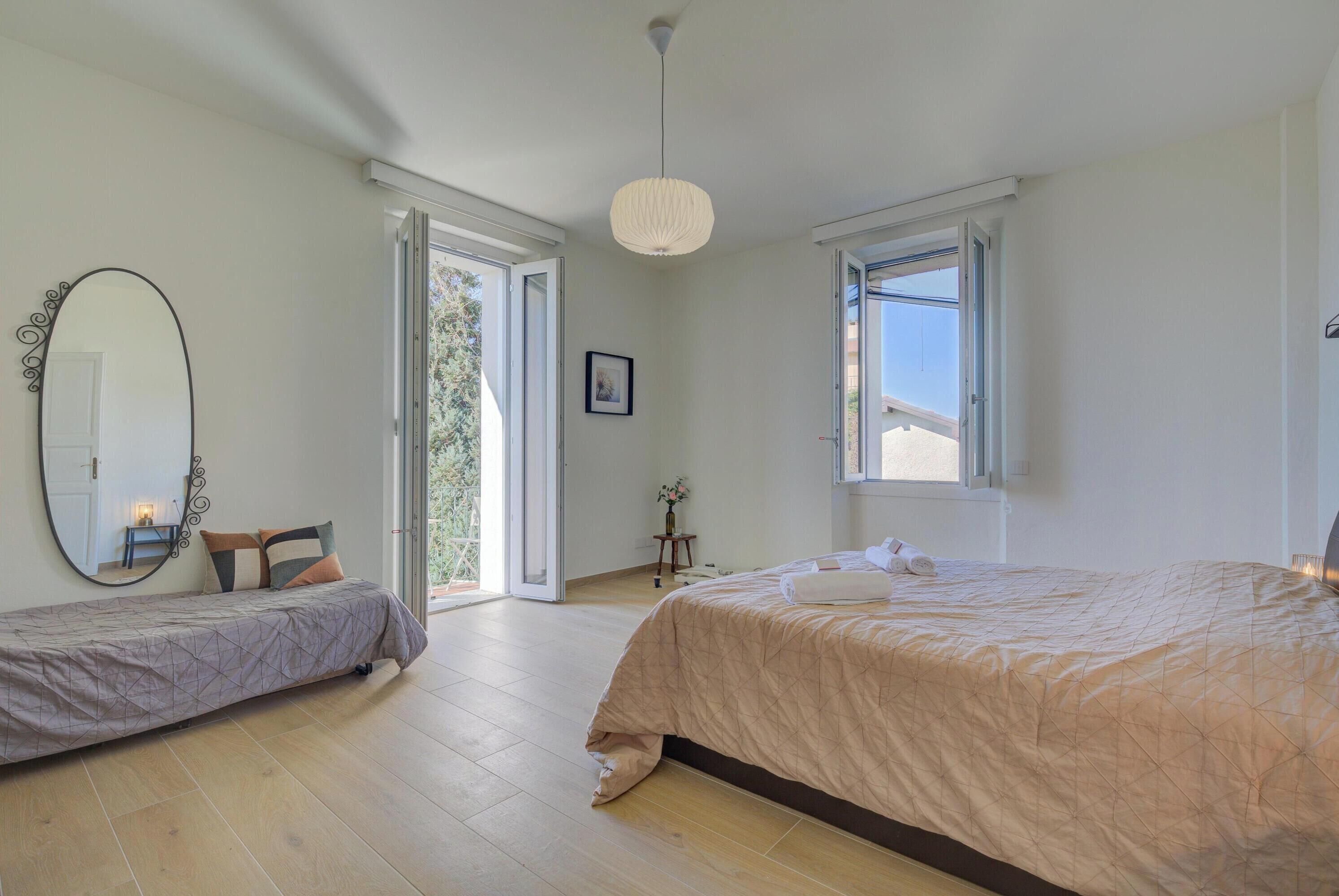 Biệt thự dành cho gia đình, nhiều phòng ngủ (Villa La Rocca close to MXP &) | 4 phòng ngủ, bàn ủi/dụng cụ ủi quần áo 