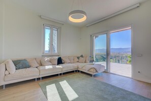 Villa familiare, camere multiple (Villa La Rocca close to MXP &) | Area soggiorno | TV a schermo piatto 21 pollici con canali via cavo