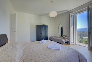 4 bedrooms, iron/ironing board, WiFi, bed sheets