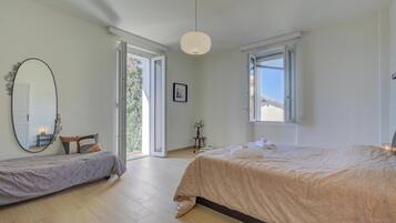 Biệt thự dành cho gia đình, nhiều phòng ngủ (Villa La Rocca Mountain and Lake View) | 4 phòng ngủ, bàn ủi/dụng cụ ủi quần áo