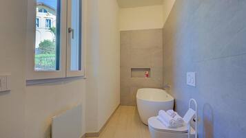 Family Apartment, 2 Bedrooms, 2 Bathrooms (Appartamento Vista Rosa) | Bilik Mandi | Gabungan pancuran/tab mandi, pengering rambut, bidet, tuala disediakan
