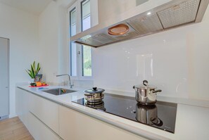 Oven, stovetop, coffee/tea maker, cookware/dishes/utensils