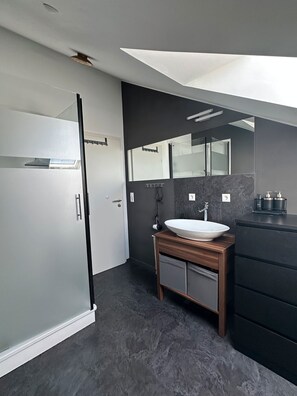 Douche, séchoir à cheveux, serviettes fournies
