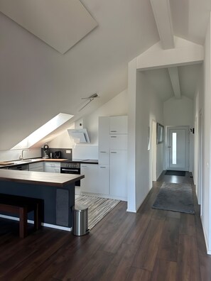 Fridge, oven, stovetop, dishwasher