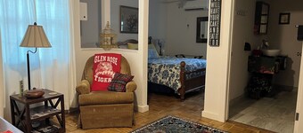 Rosa Linda Studio-walk to historic town square, centrally located