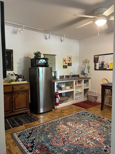 Rosa Linda Studio-walk to historic town square, centrally located