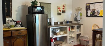 Rosa Linda Studio-walk to historic town square, centrally located