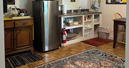 Rosa Linda Studio-walk to historic town square, centrally located