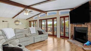 Rumah, Beberapa Tempat Tidur, patio (Lakefront Daze) | Area keluarga | Televisi layar datar 42-inci dengan saluran TV digital