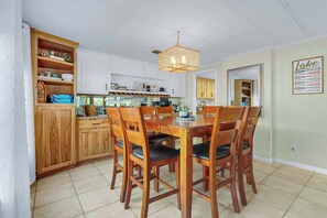 独立别墅, 多张床, 露台 (Lakefront Daze) | 用餐