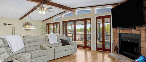 Ferienhaus, Mehrere Betten, Terrasse (Lakeside Playground) | Wohnbereich