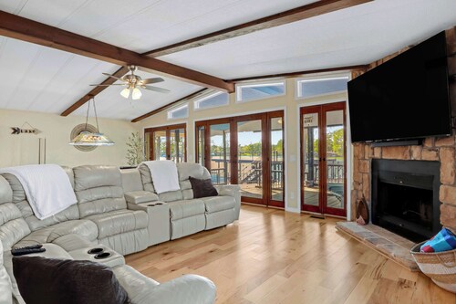 Amazing Lakefront Escape - A Stunner For Sleeps 14