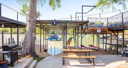 Amazing Lakefront Escape - A Stunner For Sleeps 14