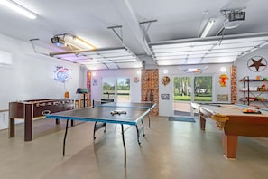 Games room - Amazing Lakefront Escape - A Stunner For Sleeps 14 (New Braunfels)