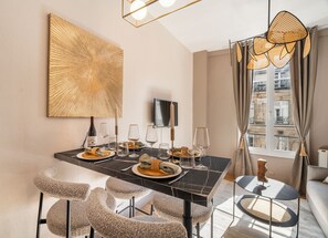 Superior-Apartment, Blick auf den Innenhof | Wohnbereich | 80-cm-Smart-TV mit Digitalempfang