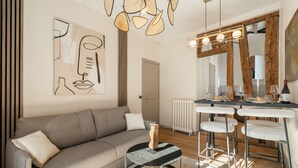 Superior-Apartment, Blick auf den Innenhof | Wohnbereich