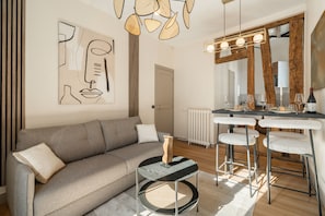 Superior Apartment, Courtyard View | Living area