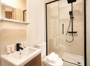 Apartamento superior, vistas al patio | Baño
