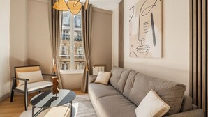 Superior-Apartment, Blick auf den Innenhof | Wohnbereich