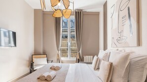 Superior-Apartment, Blick auf den Innenhof | Wohnbereich