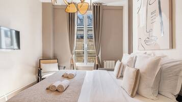 Departamento superior, vista al patio | Área de sala de estar | Smart TV de 80 cm con canales digitales