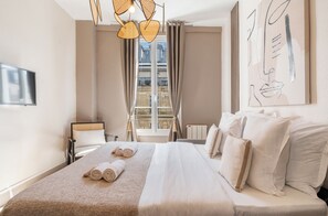 Superior Apartment, Courtyard View | Living area | 80-cm Smart TV with digital channels - 1554 Lavandières  (Paris)